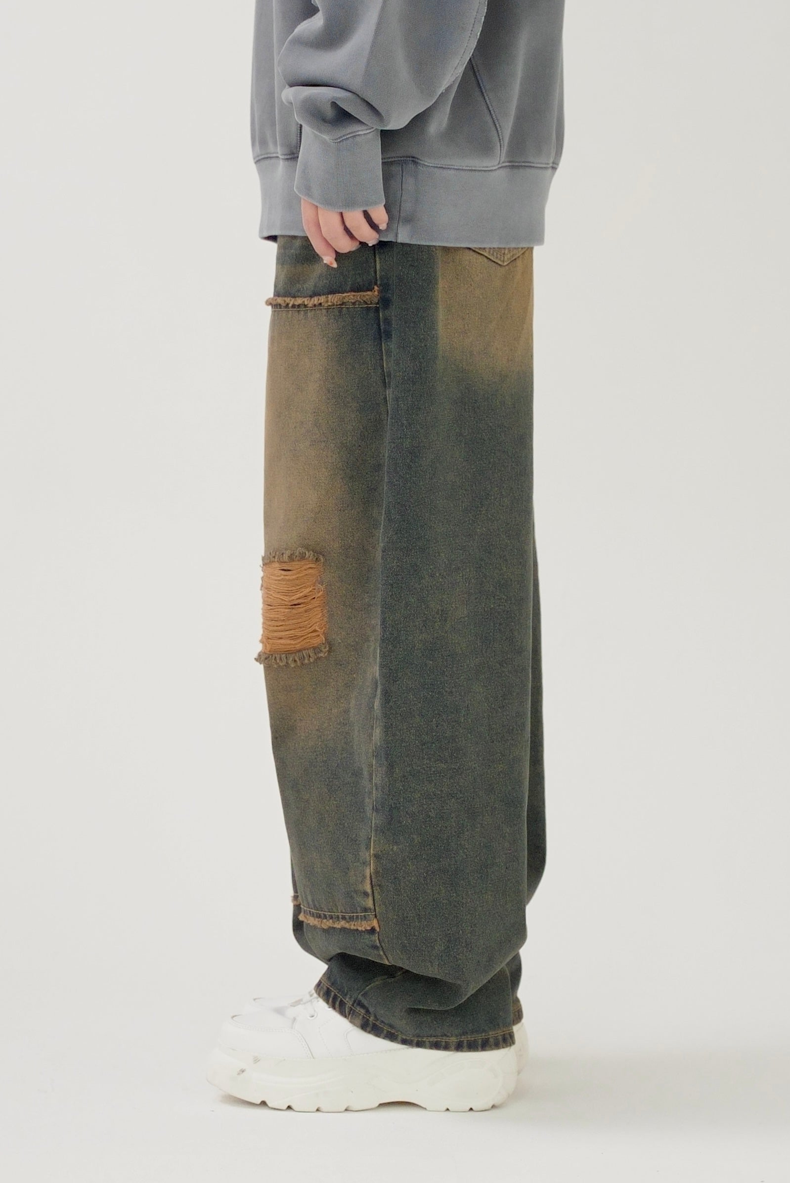 Double knees damage denim