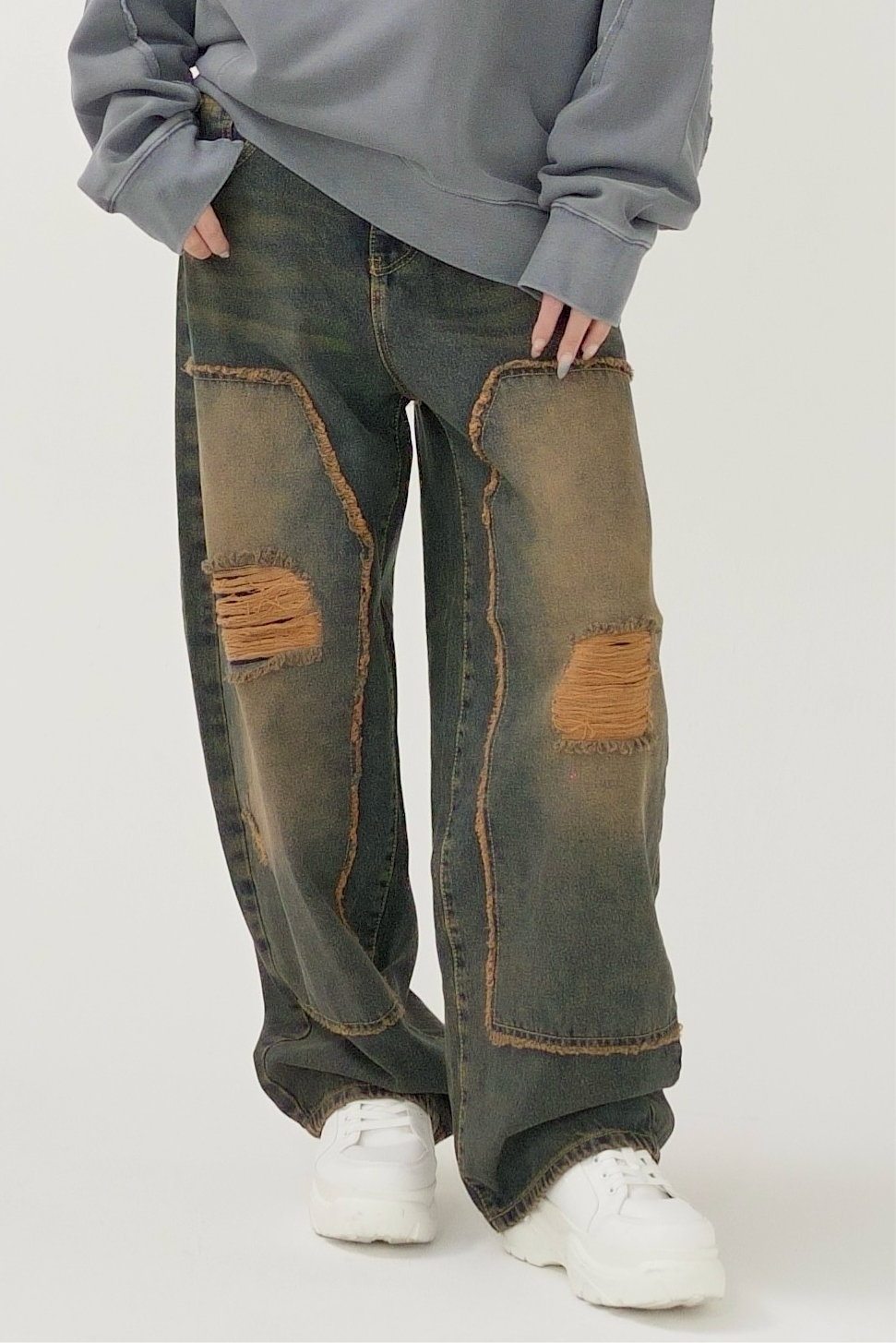 Double knees damage denim