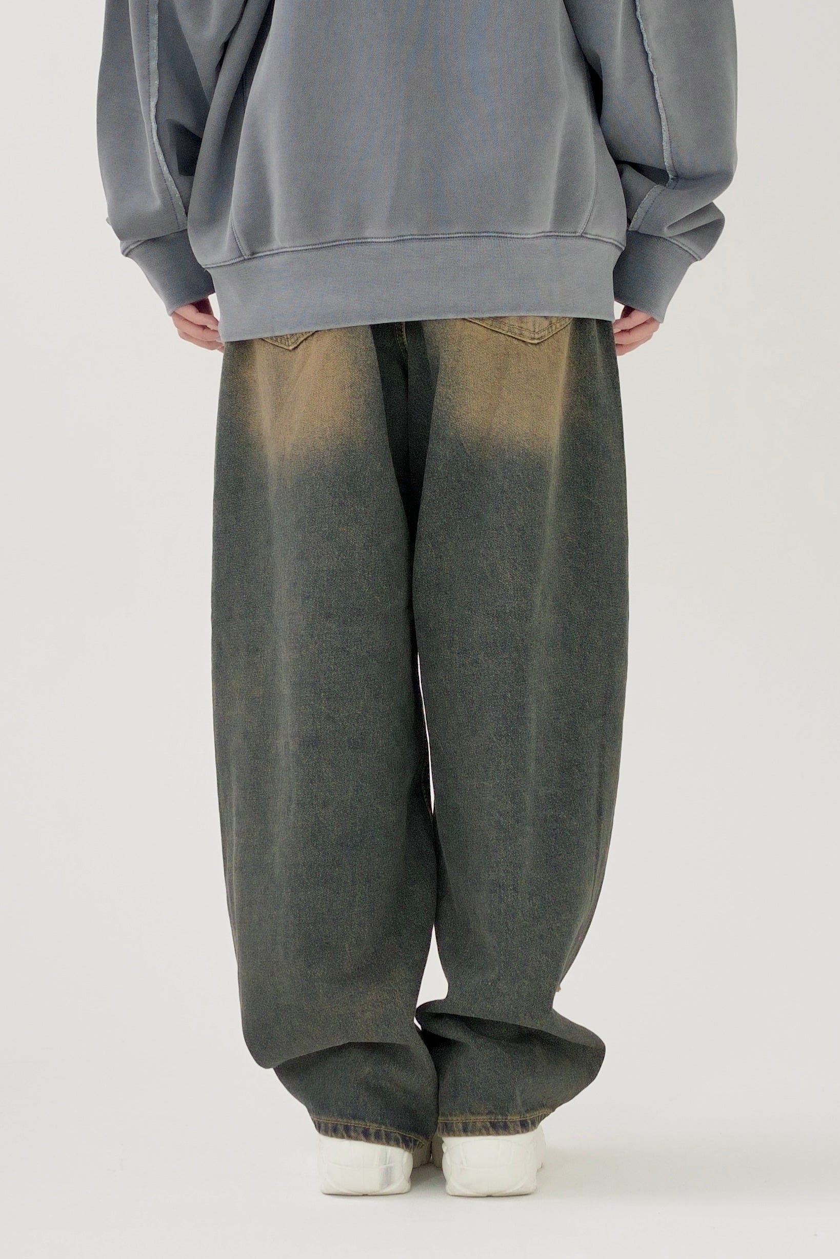 Double knees damage denim