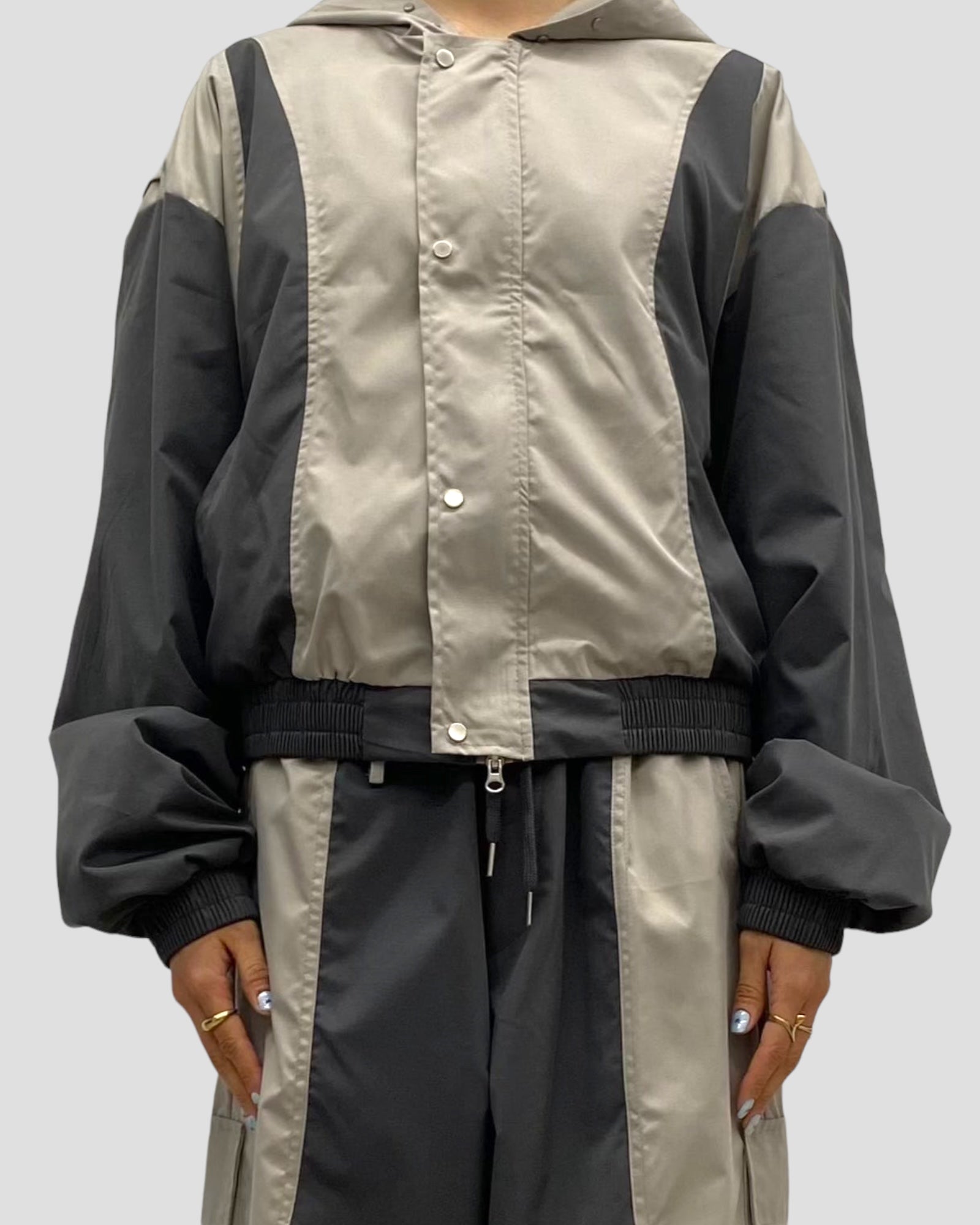 Round bicolor hooded blouson