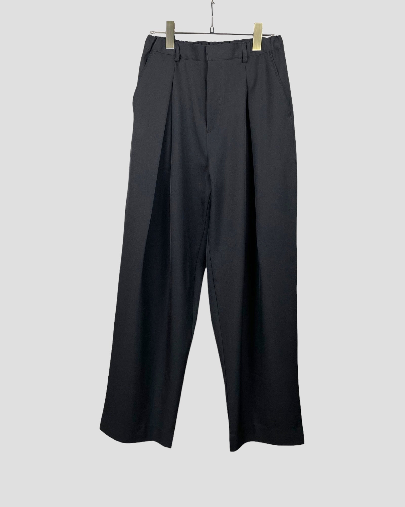 Design tuck wide pants