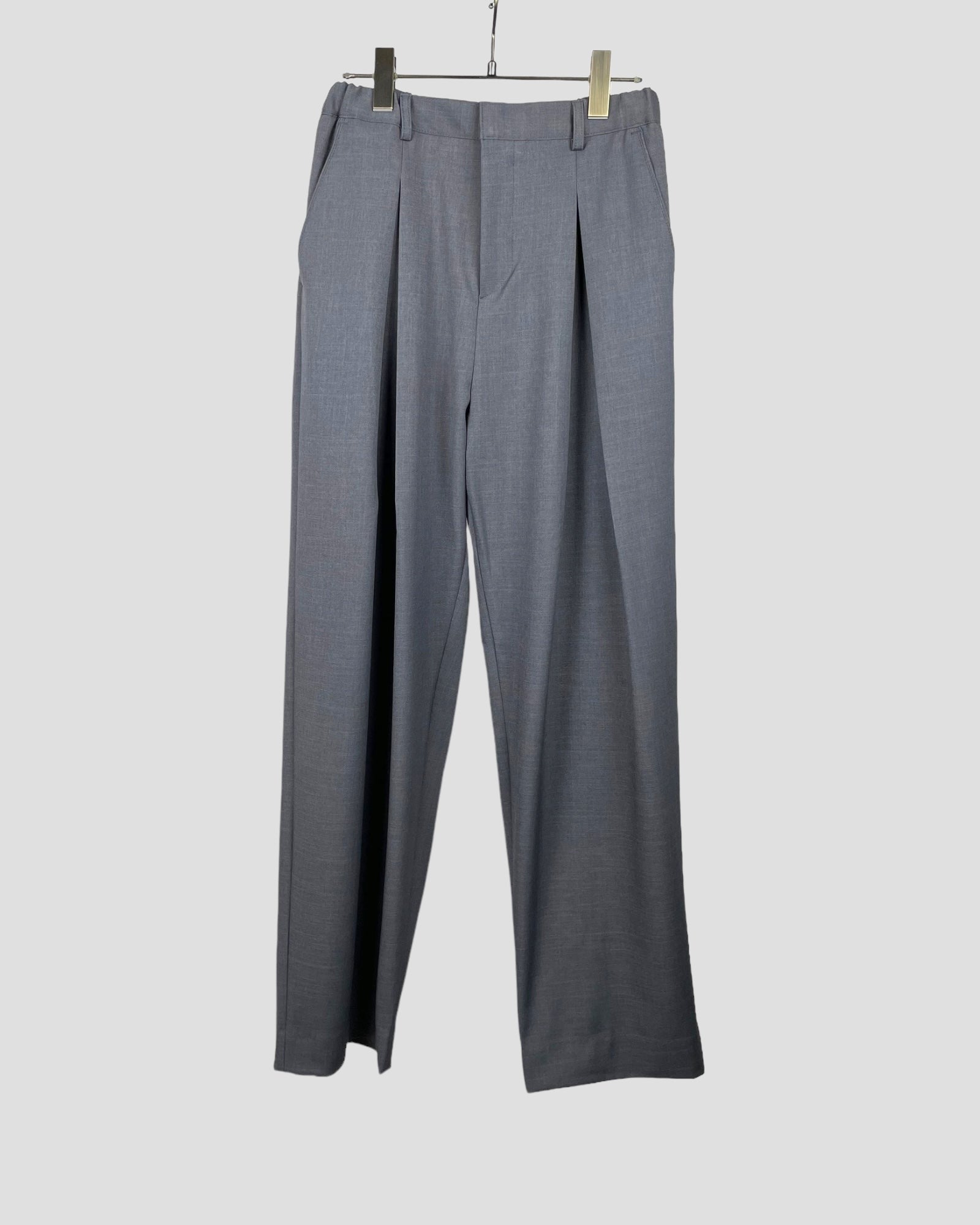 Design tuck wide pants